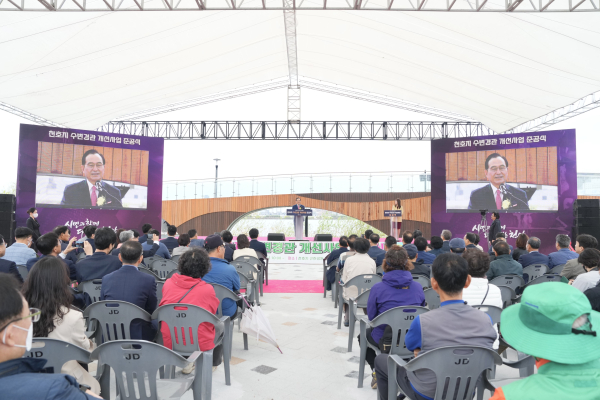 천호지 수변경관 개선사업 준공식에서 축사하는 박상돈 시장 모습