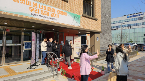 학생들이 늘벗학교로 첫 등교를 하고 있다.