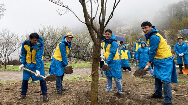 각 기관 관계자들이 기념식수 식재 모습을 기념촬영하고 있다.  * 좌측부터 한국산림복지진흥원 산림복지서비스본부 박석희 본부장, 국립산림치유원 권영록 원장, 롯데칠성음료(주) 서인환 GTM부문장, 농협경제지주(주) 마트상품부 심민섭 부장