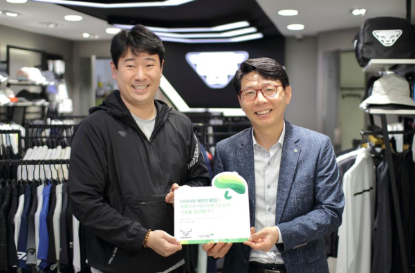 신승헌 후원자(좌), 한전복 본부장(우)