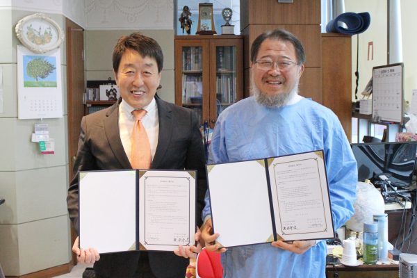 안병모 천안시티FC 단장(왼쪽)과 문은수 문치과병원장