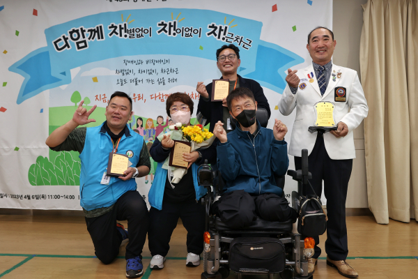 당진시 장애인의 날 맞아 기념패 전달 단체사진