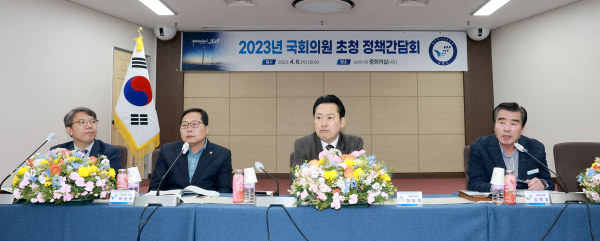 장동혁 국회의원 초청해 지속가능발전 방안 모색 정책간담회 개최 모습