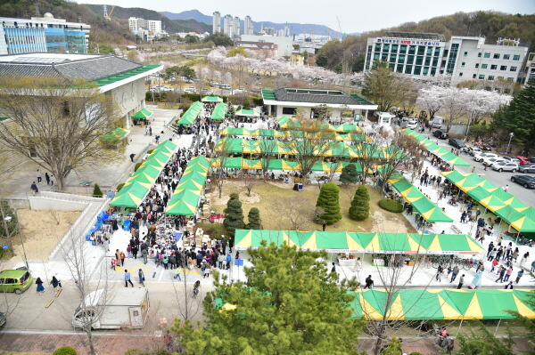 지난 벼룩시장 행사 부스 모습