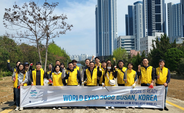 영남본부 임직원들이 6일 부산 해운대구 철도유휴부지의 환경정화 활동인 ‘쓰담쓰담 캠페인’을 한 뒤 기념촬영