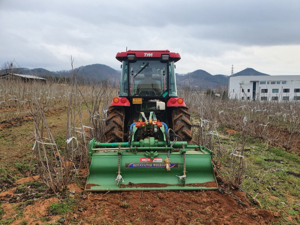 봄철퇴비시용 및 제초작업