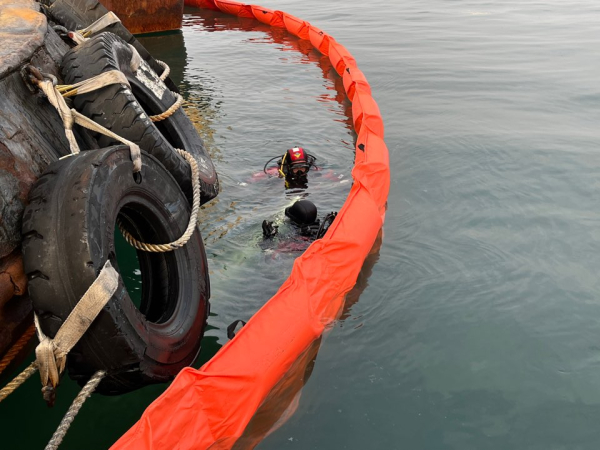 보령해경구조대가 사고선박의 파공 여부 등을 확인하고 있다