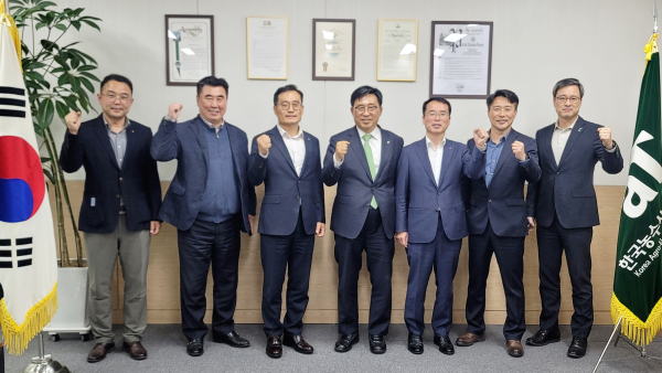간담회 사진 * 한국농수산식품유통공사 김춘진 사장(우측4번째), 농협물류 최선식 대표이사(우측3번째)