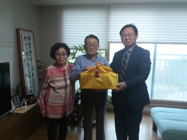 강만희 대전지방보훈청장(오른쪽)이 엄항섭 애국지사의 유족인 엄기남씨(가운데)에게 대통령 명의 위문품을 전달하고 있다.