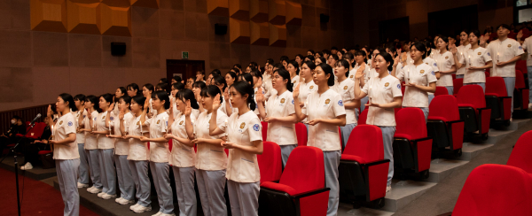 배재대 간호학과 학생들이 7일 ‘제10회 나이팅게일 선서식’에서 선서를 하고 있다.