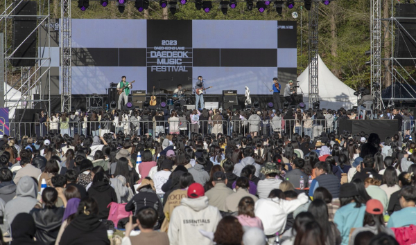 8일 대청공원에서 관람객들이 이날 무대를 선보인 루시의 공연을 즐기고 있다.