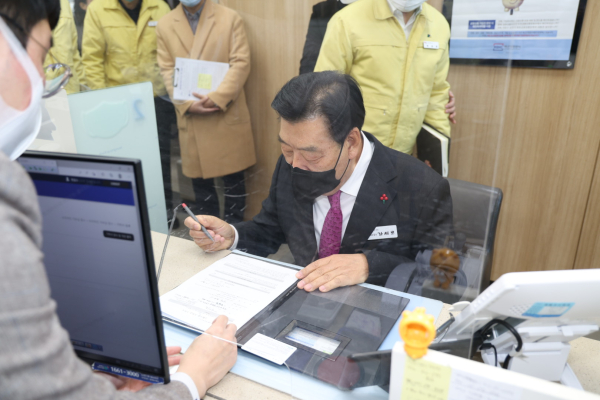 지난 1월 자매도시에 고향사랑기부금을 전달한 가세로 군수.