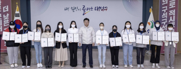지난 8일 구청 대회의실에서 열린 ‘2023년 대덕혁신교육지구 청소년 기자단 위촉식’에서 최충규 대덕구청장(사진 가운데)이 기자단과 기념 촬영