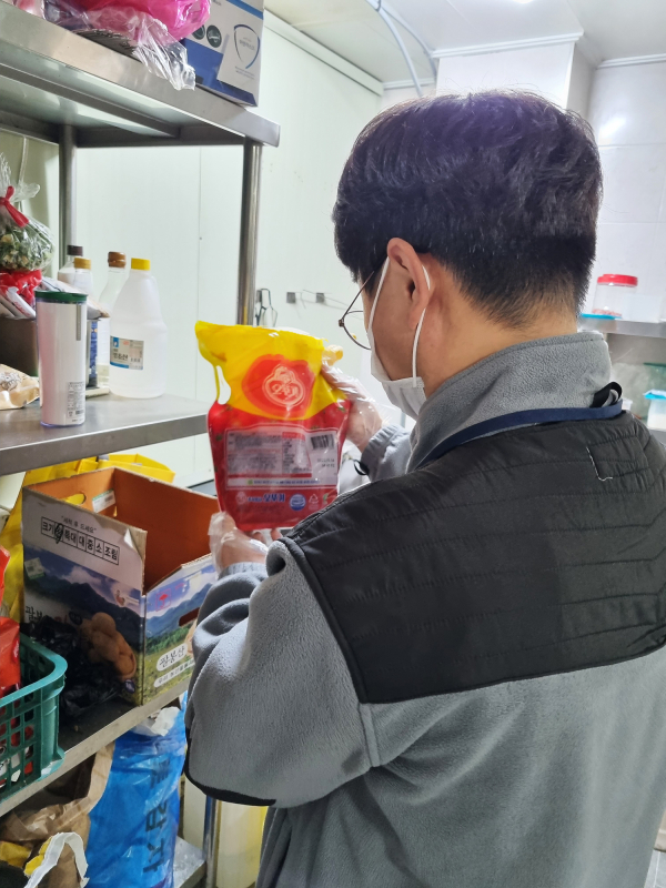 지난 2월 서산시 단속반이 식자재 유통기한 경과 여부를 점검하는 모습