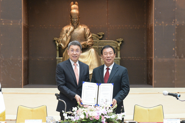 세종시-관광공사, 관광 활성화 업무협약식 체결/ 최민호 세종시장(오른쪽)과 이재환 한국관광공사 부시장(왼쪽)이 기념촬영을 하고 있다.