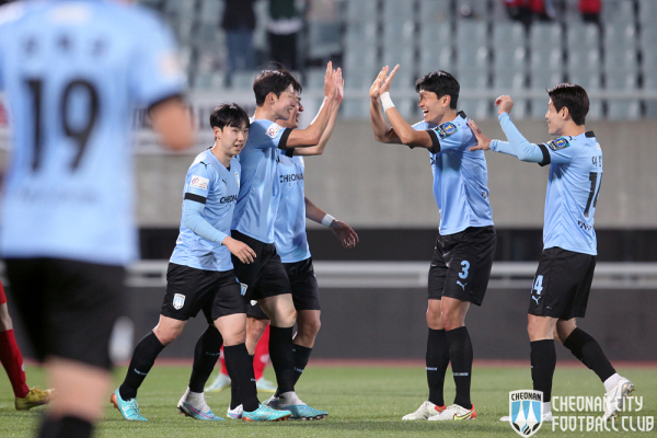 결승골을 성공한 후 기뻐하는 김종민(왼쪽 두번째)