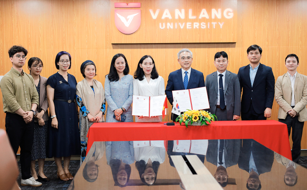 지난 5일 오전 베트남 호찌민 반랑대에서 목원대와 반랑대 관계자 등이 업무협약을 체결한 뒤 기념촬영