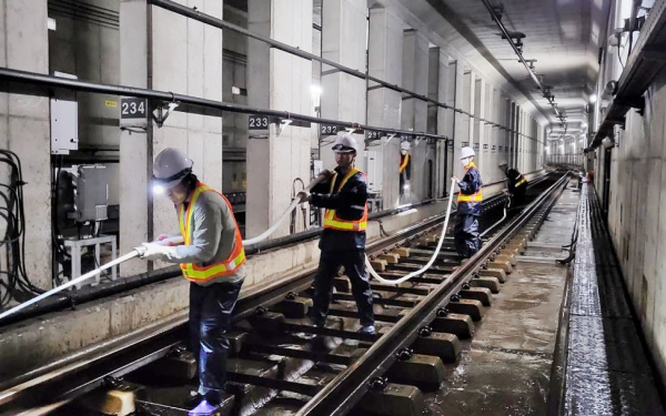 도시철도 지하터널 물청소 실시 모습