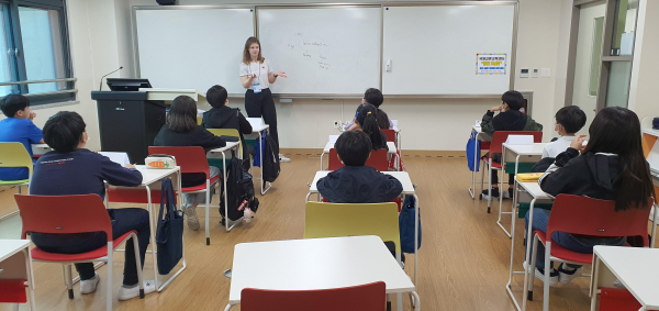 학생들이 국제교육교류센터의 1학기 외국어교육 프로그램 수업을 받고 있다.