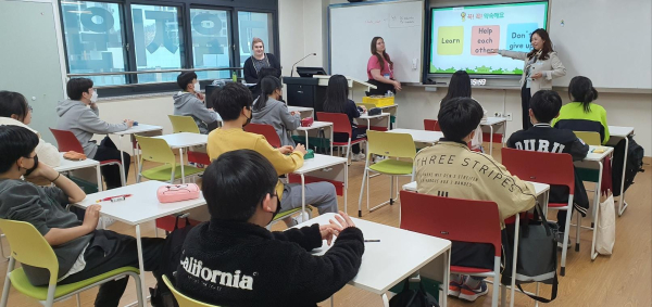 학생들이 국제교육교류센터의 1학기 외국어교육 프로그램 수업을 받고 있다.