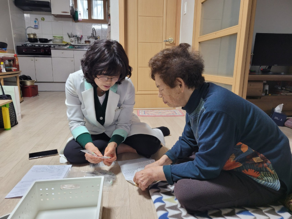 중구약사회 구선회 회장은 11일 대사동을 방문해 올바른 복약 방법을 설명하고 있다.