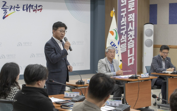 최충규 대덕구청장이 11일 구청 대회의실에서 열린 ‘2023년 해외마케팅팀 구축지원 간담회’에서 인사말을 전하고 있다.