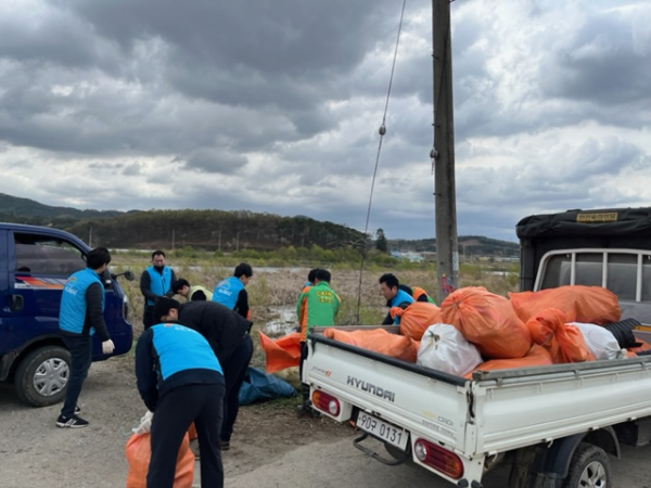 홍양저수지 합동 환경 정화 행사 진행 모습