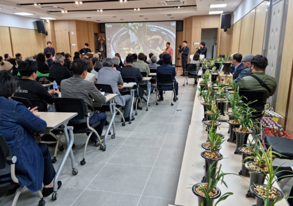 ‘한국춘란 찾아가는 지역순회 경매’ 부산 경매현장