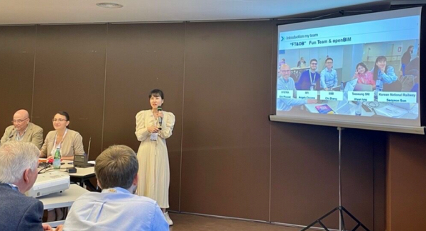 국가철도공단 기술연구처 관계자가 지난 3월 28일(화)~29일(수) 진행된 이탈리아 국제 BIM 컨퍼런스의 BIM 시합에 참가하여 발표를 하고 있다.