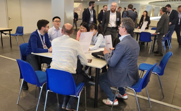 국가철도공단 기술연구처 관계자가 지난 3월 28일(화)~29일(수) 진행된 이탈리아 국제 BIM 컨퍼런스의 BIM 시합에 참가하여 회의를 하고 있다.