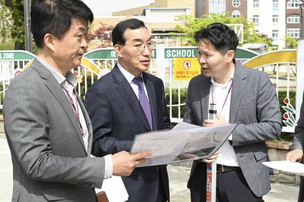 13일 선화초등학교 인근 어린이보호구역에서 진행한 시설물 긴급 점검에 나선 김광신 중구청장