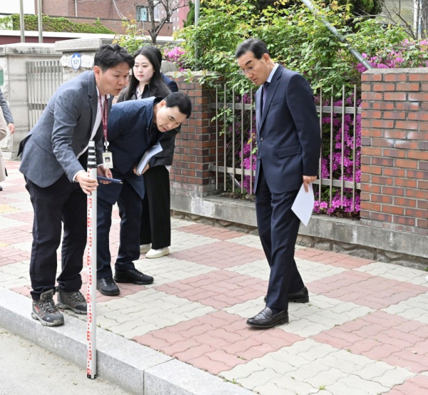 13일 선화초등학교 인근 어린이보호구역에서 진행한 시설물 긴급 점검에 나선 김광신 중구청장