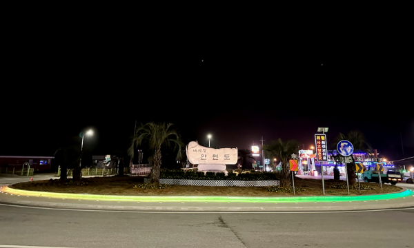 꽃동산 조성 및 LED 경관조성 설치가 마무리된 안면읍 연륙교 회전교차로 모습.