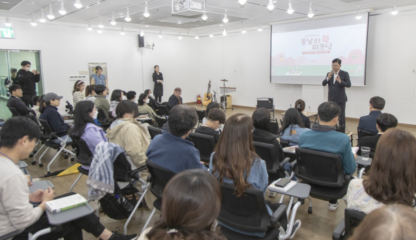 최충규 대덕구청장이 지난 15일 금강로하스대청공원에서 열린 ‘2023 빡세게 독서하기’ 행사에 참석해 인사말을 전하고 있다.