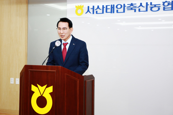 이완섭 서산시장이 17일 서산태안축협에서 서산한우대학 입학생들을 축하하고 있다