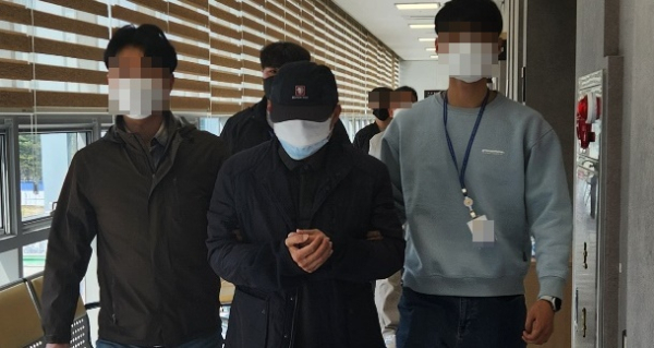 대전 서구 둔산동에서 대낮에 음주운전을 하다가 초등학생을 치어 숨지게 한 60대 피의자가 구속 전 피의자심문을 받기 위해 대전지법으로 들어가고 있다.