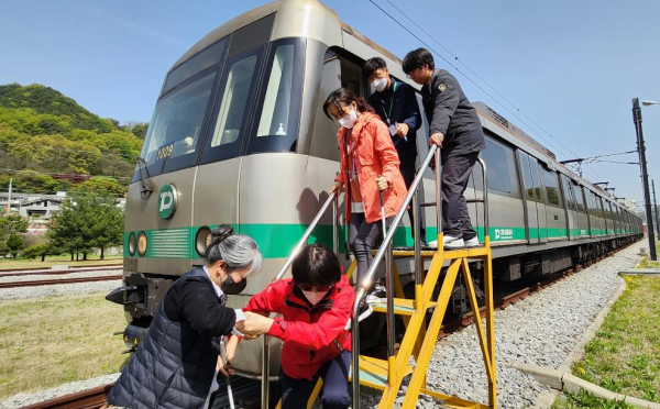 17일 대전맹학교 시각장애인학생과 인솔교사를 초청해 판암차량   기지에서 도시철도 안전체험 행사를 가졌다.
