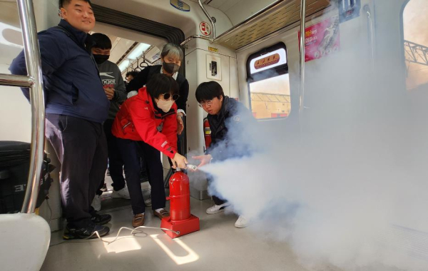 17일 대전맹학교 시각장애인학생과 인솔교사를 초청해 판암차량   기지에서 도시철도 안전체험 행사를 가졌다.