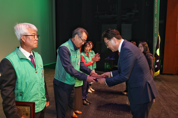 제13회 새마을의 날 기념식 개최 (감사패 전달 모습)