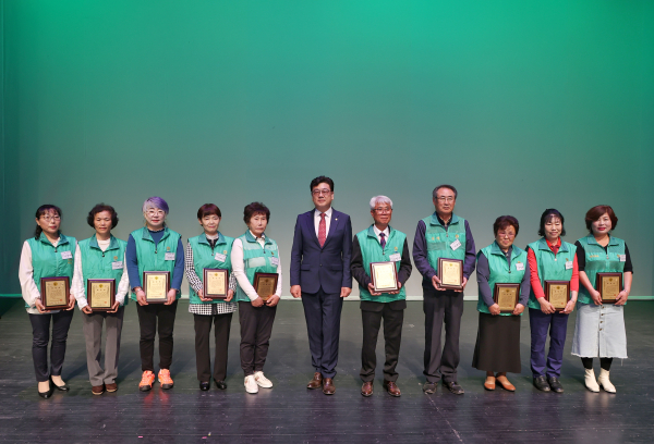 제13회 새마을의 날 기념식 개최(감사패 수상자 단체사진)