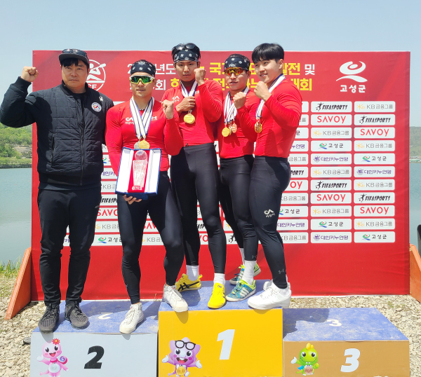 지난 13일부터 17일까지 경남 고성군에서 열린 2023년 카누 국가대표 선발전 및 제40회 회장배 전국카누경기대회에서 서산시청 카누팀 선수단이 기념 촬영한 모습(왼쪽부터 박민호 감독, 신동진, 강신홍, 나재영, 최지성 선수)