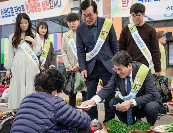 스마트 청양 지역 물품 구매 챌린지에 참석한 김돈곤 군수