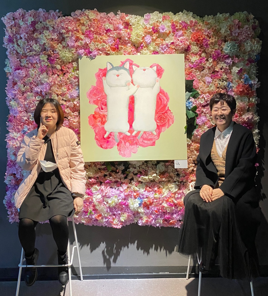 작품 전시회에서 김지우씨(사진왼쪽)와 엄마 신여명씨(사진 오른쪽)