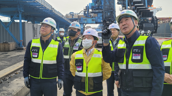 박형덕 서부발전 사장(가운데)이 태안발전본부 부두에서 하역 시설물을 점검하는 모습