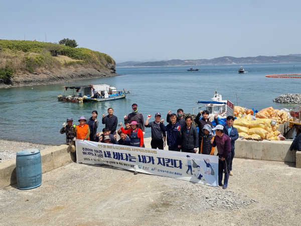 ‘내 바다는 내가 지킨다!’는 슬로건 아래 주민 40여 명과 홍성군청 직원들이 해양쓰레기와 폐어구 수거에 구슬땀을 흘렸다