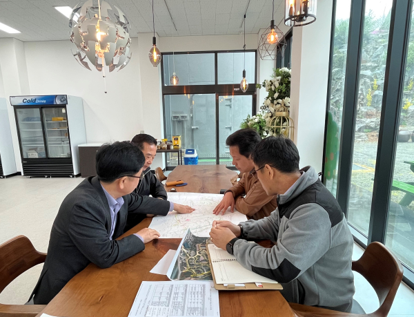 서산시청 공무원이 직접 찾아가는 현장민원 상담제를 운영하는 모습