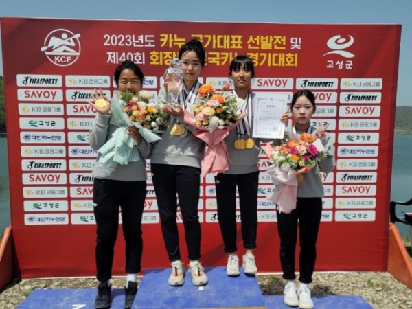 왼쪽부터 대화중 장윤서, 김고은, 유지선, 조시현(대전동부교육지원청 평생교육체육과) 사진