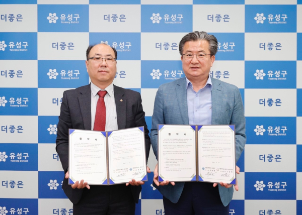 19일 유성구와 한화에어로스페이스 대전사업장 희망날개봉사단이 업무협약을 맺은 가운데, 정용래 유성구청장(오른쪽)과 고상휘 사업장장(왼쪽)이 기념촬영