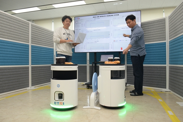 ETRI 연구진이 듀얼사이드 무선충전 시스템의 로봇 충전을 시연하는 모습