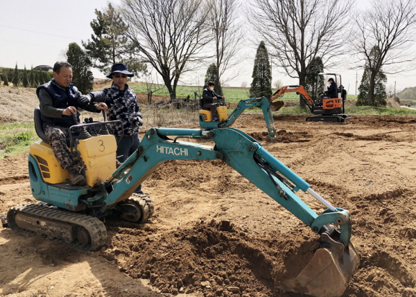 지난 12일 태안읍에 위치한 농업기술센터 농기계임대사업소 실습장에서 농기계 실습 교육을 받고 있는 지역 농업인들.